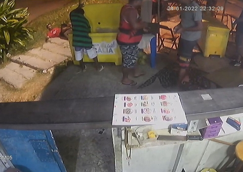 Quiosque funcionou normalmente com corpo de congolês ao lado