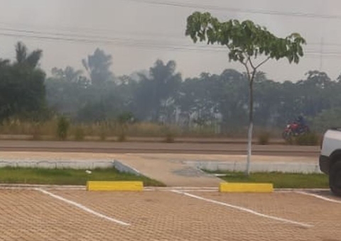 Incêndio destrói área verde próximo a Ponte Rio Negro no Amazonas