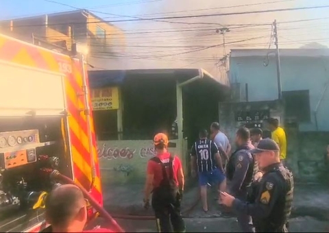 Incêndio consome casa e desespera populares no Petrópolis