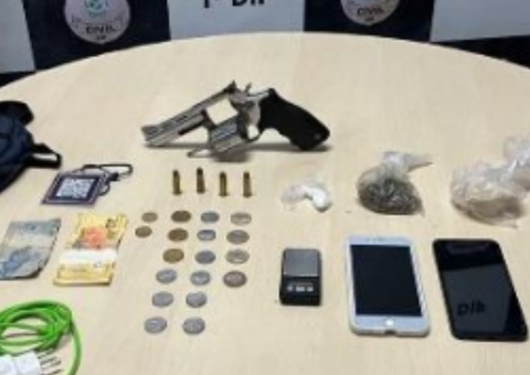 Dupla é presa com arma e drogas em beco no Petrópolis