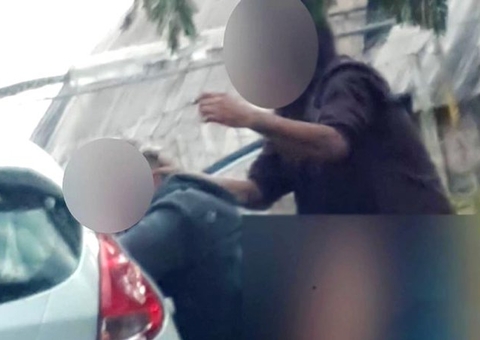 Vídeo: casal é flagrado fazendo sexo em avenida em plena luz do dia