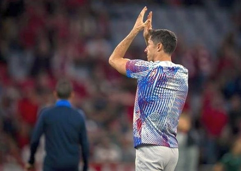 Bayern anula Lewandowski, vence Barcelona e se isola na liderança do grupo