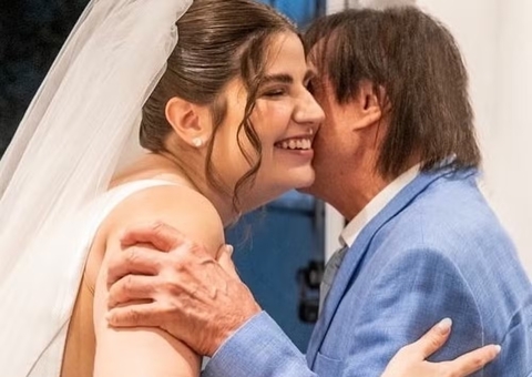 Roberto Carlos prestigia casamento da neta, filha de Dudu Braga
