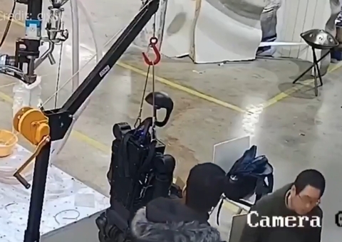 Robô ataca trabalhadores em fábrica; vídeo