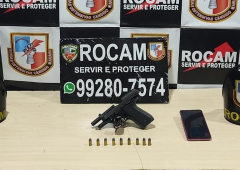 Mulher é presa com arma após companheiro abandonar ao fugir da PM em Manaus