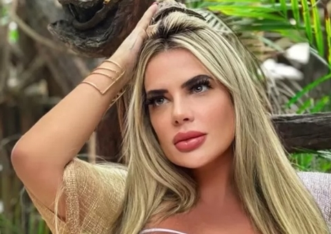 Denise Rocha abre as pernas com biquíni micro e mostra demais
