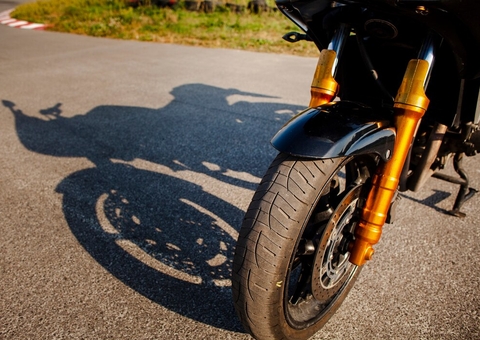 Homem morre ao bater em buraco e cair de motocicleta no Careiro