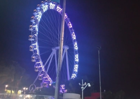 Funcionários esquecem de turistas em cabine de roda gigante