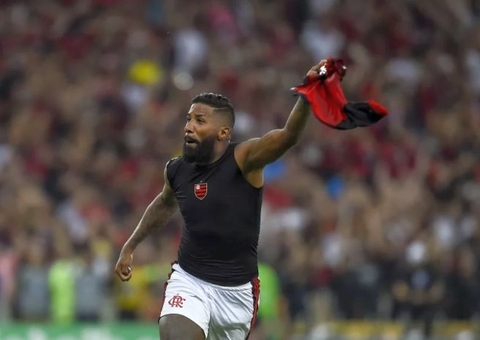 Gabigol pede permanência de Rodinei no Flamengo em festa do tri