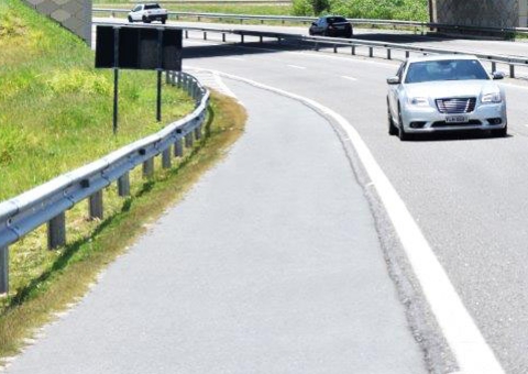 Motorista será indenizado após quebrar carro por barreira solta em pista
