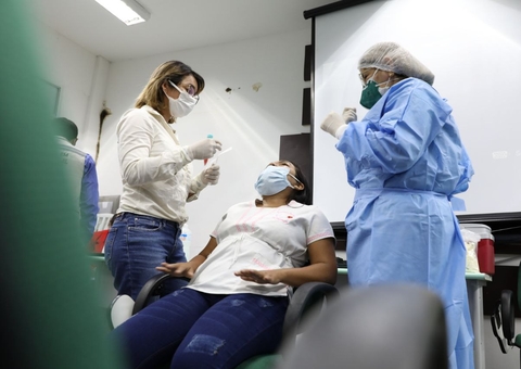 Profissionais passam por capacitação para testagem em aeroporto de Manaus