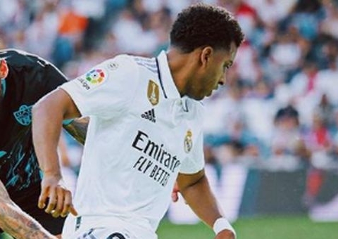Rodrygo perde pênalti, Vini sai machucado, mas Real vence Celta no Espanhol