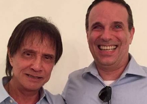 Desolado, Roberto Carlos participa de missa do 7º dia do filho, Dudu Braga