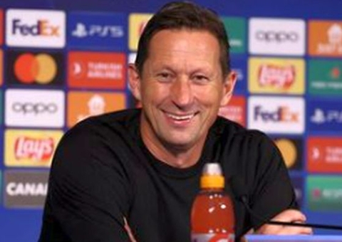 Técnico é expulso após atirar garrafa de água na direção da torcida