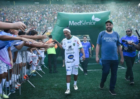 Torcedores do Amazonas terão descontos em ingressos do jogo com Ronaldinho Gaúcho