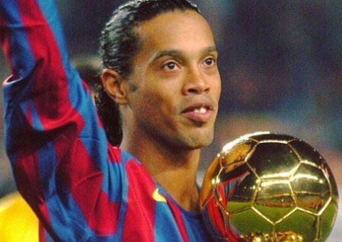 Ronaldinho Gaúcho volta aos gramados em 'Jogo dos Famosos' e faz dois gols