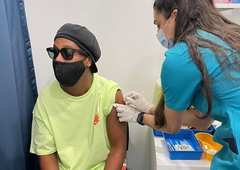 Ronaldinho Gaúcho é vacinado contra Covid-19 em Dubai