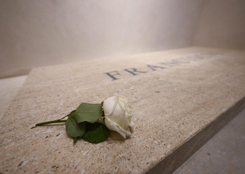 Entenda o significado da rosa branca no funeral do Papa Francisco