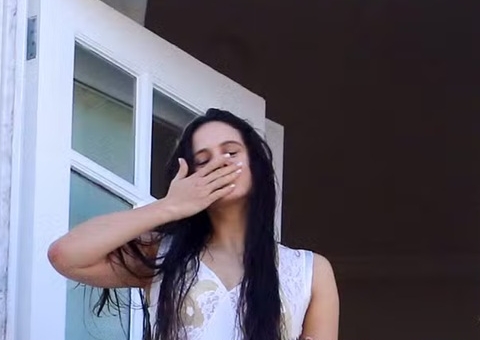 No Rio, Rosalía curte piscina de biquíni e manda beijos da sacada de hotel