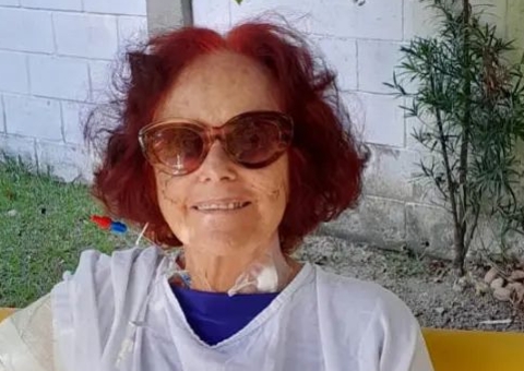 Escritora atacada por pitbulls publica foto e mostra amputação de braço