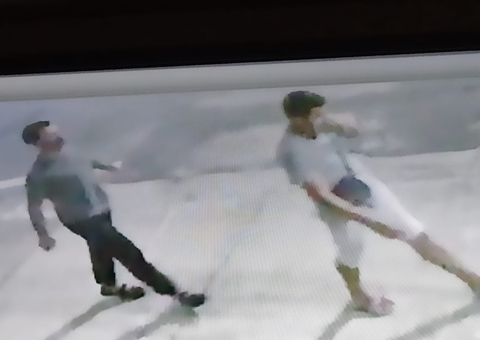 Criminosos armados 'tocam o terror' e roubam moto de jovem em Manaus; vídeo
