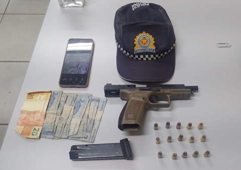 Assaltantes trocam tiros com PMs, batem carro durante fuga e acabam presos no Amazonas