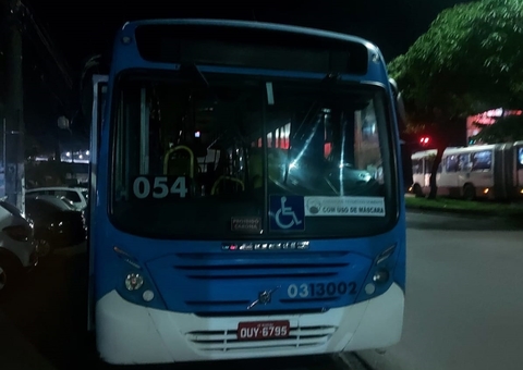 Com arma falsa, assaltante é espancado por populares em ônibus de Manaus