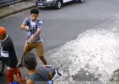 Assaltantes roubam motociclista e ameaçam atirar em testemunhas em Manaus