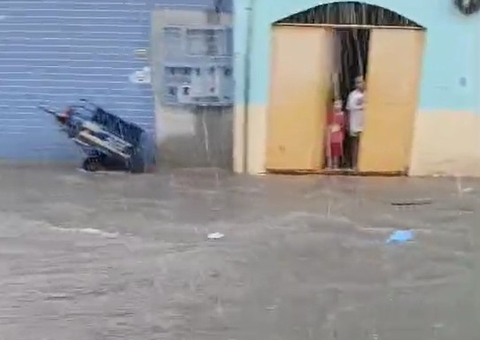 Casas e comércios são inundados durante enxurrada no São Lázaro