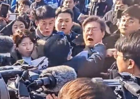 Vídeo: Falso fã esfaqueia Lee Jae-myung no pescoço; político é líder da oposição na Coreia do Sul