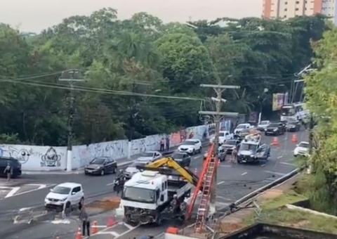 Av. Humberto Calderaro é interditada após acidente que arrancou poste em Manaus