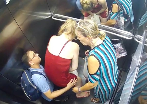 Mulher dá a luz em pé dentro de elevador; veja vídeo