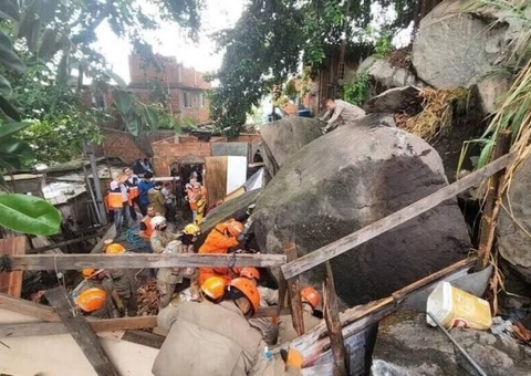 Pedra desliza sobre casa e jovem fica com as pernas presas