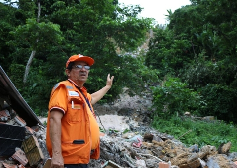 Barranco desliza e casa corre risco de desabar após temporal em Manaus