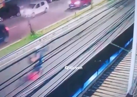 Vídeo: Homem cai de moto enquanto fazia 'grau' no meio da Avenida Silves