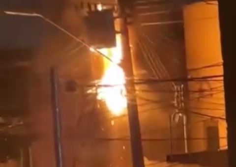 Incêndio em rede elétrica desespera moradores na Compensa; veja vídeo