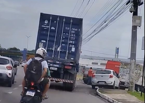 Contêiner se desprende de caminhão na Av. Torquato Tapajós em Manaus