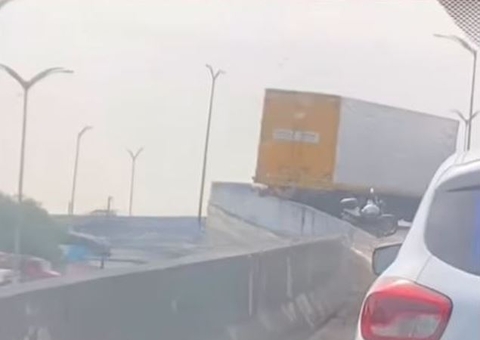 Caminhão fica atravessado no 'Viaduto do Coroado' e por pouco não despenca 