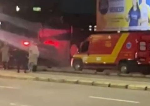 Homem mantém mulher e criança reféns dentro de carro há quase 15 horas