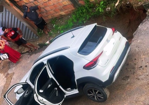 Carro despenca em cratera aberta em rua do bairro Campo Sales