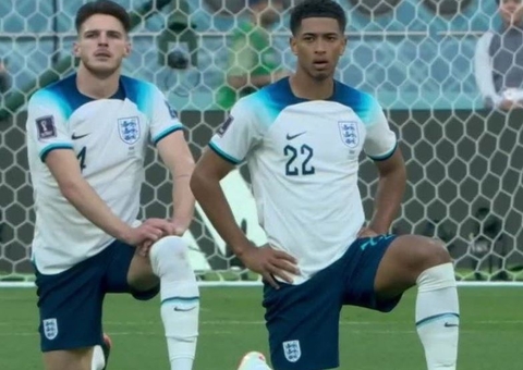 Ajoelhados, ingleses protestam contra proibição do uso de braçadeira 'One Love' pela Fifa