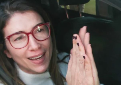 Filhas de Silvio Santos agradecem fãs na frente de cemitério, veja vídeo