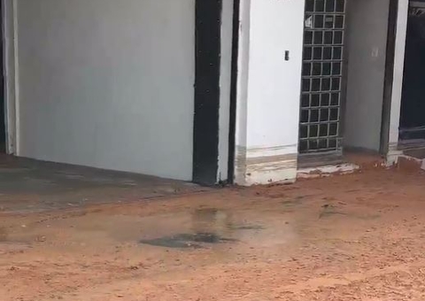 Rio de lama invadiu casas após rompimento de tubulação na Ponta Negra
