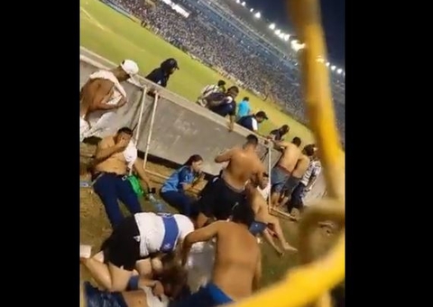 Invasão e tumulto em estádio deixa 12 mortos e vários feridos em El Salvador