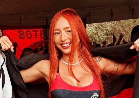 Ruivinha de Marte sensualiza ao mostrar evolução corporal com +14kg