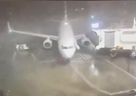 Avião é arrastado por vento durante tempestade no Texas; veja vídeo