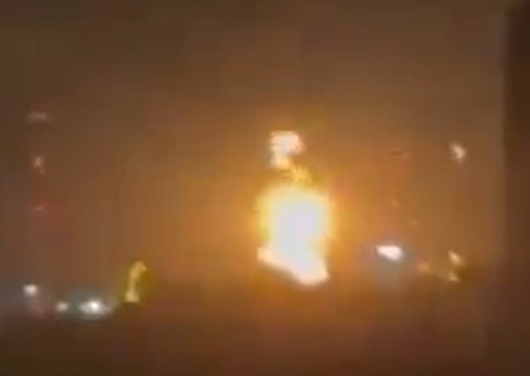 Ucrânia ataca refinaria russa e Rússia testa míssil hipersônico