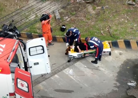Derramamento de barro causa acidente com mulher ferida em avenida de Manaus