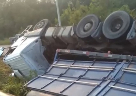 Motorista fica preso às ferragens após carreta tombar em estrada de Itacoatiara