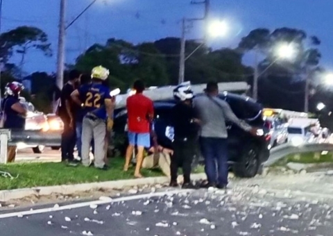 Vídeo: Poste desaba sobre carro durante acidente com homem ferido no Rapidão